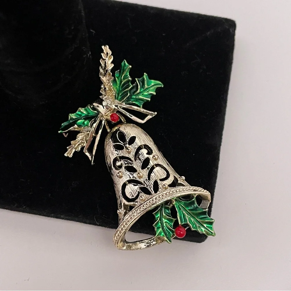 Vintage 80’s GERRY’S Christmas Holiday Winter Festive Cottage Bell Pin / Brooch